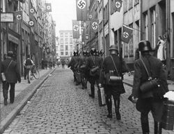 Grupa żołnierzy niemieckich idąca w kierunku budynku Poczty Polskiej w Gdańsku. (sygn. GK 51101)