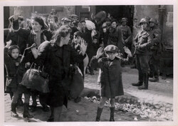 Żydzi pojmani przez Niemców podczas powstania w getcie warszawskim (sygn. IPN BU 2972/34).