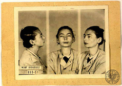 Zdjęcie sygnalityczne Ruty Czaplińskiej wykonane w trakcie pobytu w więzieniu w  Bydgoszczy. (IPN Wr 1/487, t. 1, k. 32)