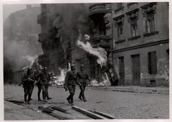 Niemieccy żołnierze podczas powstania w getcie warszawskim (sygn. IPN BU 2972/34).