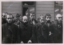 Grupa żydowskich mężczyzn, prawdopodobnie rabinów żydowskich (sygn. IPN BU 2972/34).