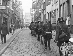 Grupa żołnierzy niemieckich idąca w kierunku budynku Poczty Polskiej w Gdańsku. (sygn. GK 51101)