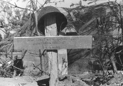 Krzyż na mogile polskiego żołnierza pochowanego koło Mławy przez żołnierzy niemieckich – sygn. GK-5-1-333-1.
