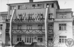 Budynek willi "Palace" w Zakopanem ozdobiony na 15. rocznicę wyzwolenia Zakopanego (sygn. IPN Kr 3-10-38-3-131-1)