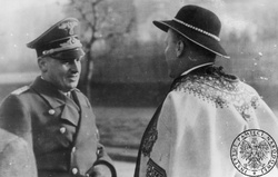 Wacław Krzeptowski w stroju góralskim wita Generalnego Gubernatora Hansa Franka w Zakopanem (sygn. IPN Kr 2-12-5-4-131-1)