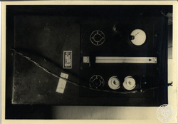 Maszyna elektryczna do zadawania tortur, stosowana podczas przesłuchań przez zakopiańskie gestapo (sygn. IPN GK 174/446)
