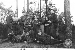 Grupa żołnierzy 5. Wileńskiej Brygady AK. Danuta Siedzikówna stoi druga od lewej, oznaczona numerem 2 (fot. z zasobu IPN, sygn. IPNBU-3-3-6-37)