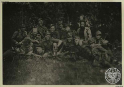 Grupa żołnierzy 5. Wileńskiej Brygady AK. Danuta Siedzikówna leży pierwsza od lewej, oznaczona numerem 5 (fot. z zasobu IPN, sygn. IPN BU 024/97)