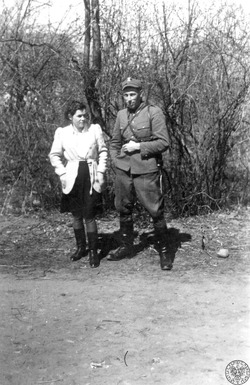 Por. Lucjan Minkiewicz ps. „Wiktor” oraz jego żona Wanda Minkiewicz ps. „Danka” w trakcie pobytu w majątku w Wiktorowie, ok. 1946 r. (fot. z zasobu IPN, sygn. IPNBU-3-3-6-57-1)