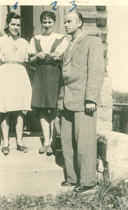 Stoją od lewej: Wanda Minkiewicz ps. „Danka” (oznaczona nr 1), Lidia Lwow ps. „Ewa”, „Lala” (oznaczona nr 2) oraz mjr Zygmunt Szendzielarz ps. „Łupaszka” (oznaczony nr 3). Zdjęcie wykonane na schodach budynku w nieznanej miejscowości, 1948 r. (fot. z zasobu IPN, sygn. IPNBU-3-3-7-11-1)