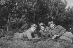 Grupa żołnierzy 5. Wileńskiej Brygady AK. Leżą od lewej: N.N., Wanda Minkiewicz ps. „Danka”, por. Zdzisław Badocha ps. „Żelazny”, 1945 r. (fot. z zasobu IPN, sygn. IPNBU-3-3-6-34-1)