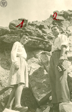Wanda Minkiewicz ps. „Danka” (po lewej stronie, oznaczona nr 1) oraz Antoni Czarnecki ps. „Odyniec” (po prawej stronie, oznaczony nr 2) podczas wycieczki na Świnicę w Tatrach, 7 sierpnia 1947 r. (fot. z zasobu IPN, sygn. IPNBU-3-3-11-20-1)