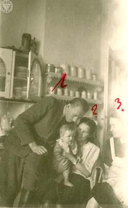 W prywatnym mieszkaniu w Krakowie. Od lewej siedzą: ppor. Lucjan Minkiewicz ps. „Wiktor” (oznaczony nr 1), jego żona Wanda Minkiewicz ps. „Danka” (oznaczona nr 2) wraz z N.N. kobietą (oznaczona nr 3). Wanda Minkiewicz trzyma na ręku syna Andrzeja. Kraków, 14 kwietnia 1947 r. (fot. z zasobu IPN, sygn. IPNBU-3-3-12-2-1)